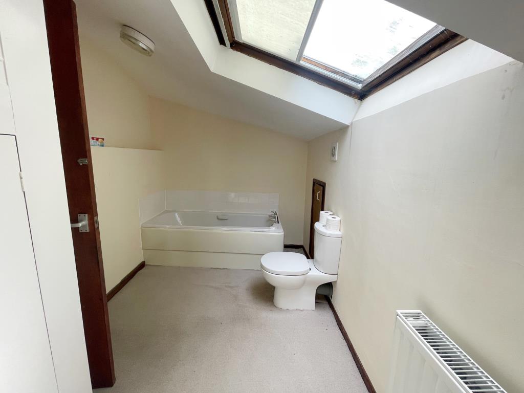 Lot: 62 - DETACHED FORMER GATEHOUSE FOR IMPROVEMENT - First Floor Bathroom with skylight window